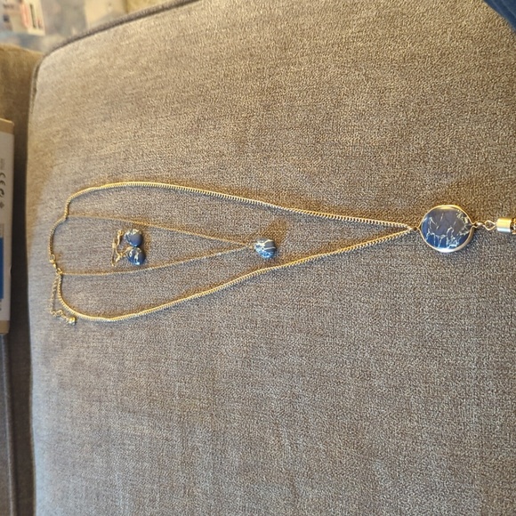 Earrings and necklace - Picture 4 of 4